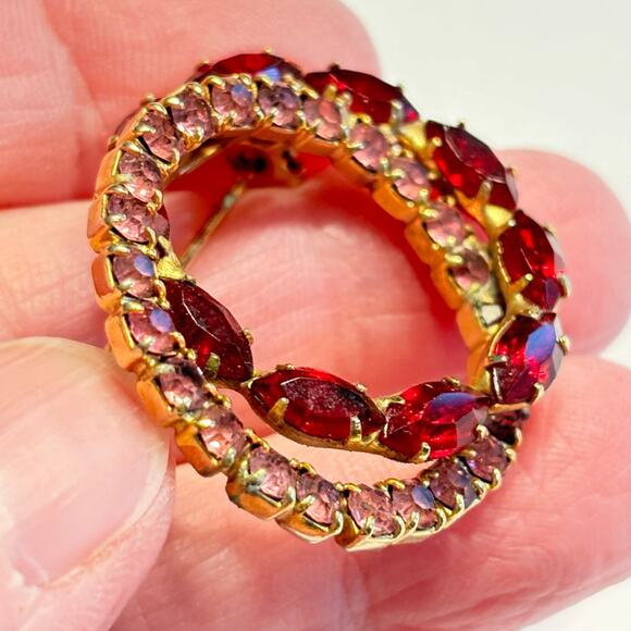 Red & pink rhinestone brooch double infinity wreath goldtone vintage mid century - Picture 7 of 7